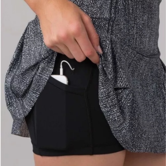 Lululemon Lost In Pace  13” Skirt Skort Salt Alpine White Black Size 4 - Picture 4 of 12